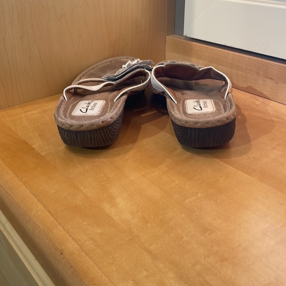 Clark’s sandals with white flower - Picture 3 of 6